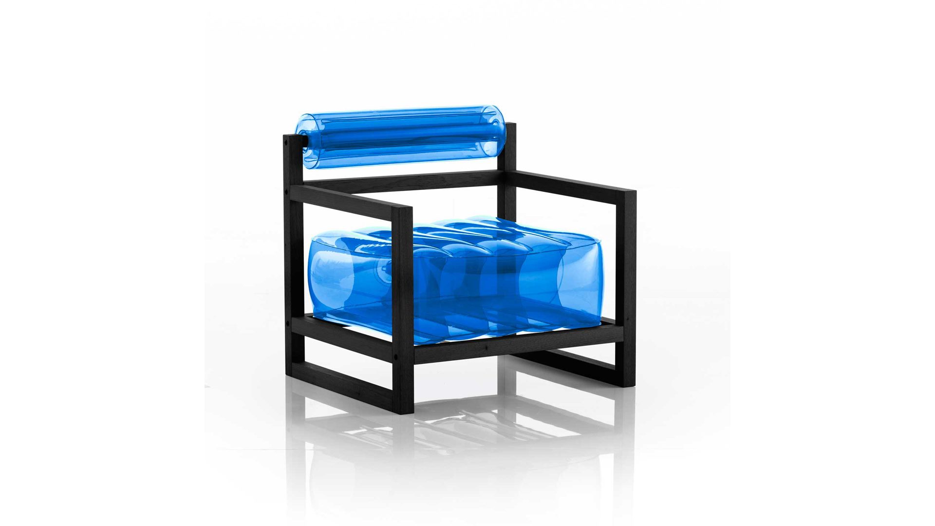 Sessel Mojow design aus Kunststoff Holz in Blau Yoko Eko Design-Sessel Polster transparent blau, Gestell Holz schwarz