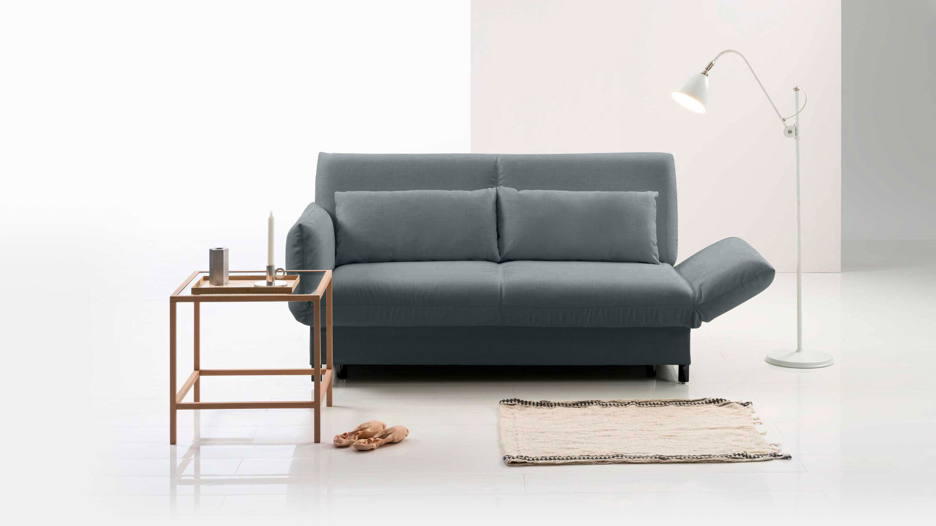 Schlafsofa Brühl aus Stoff Holz in Blau CAMP 2B Bettsofa Schlafsofa azurblauer Stoffbezug & schwarze Holzfüße - Stellfläche ca. 173-218 x 83 x 106 cm