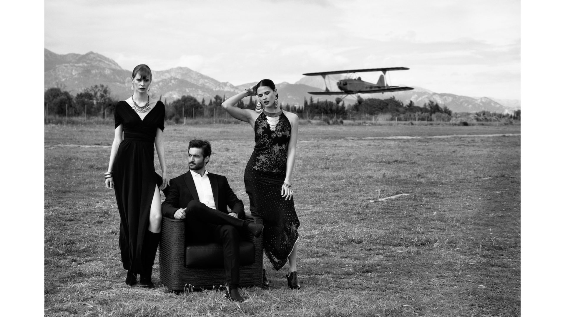 Bild Möbelforever aus Aluminium Glas in Schwarz Weiß WHO KNOWS? Bild hinter Acrylglas rahmenlos ca. 120 x 80 cm