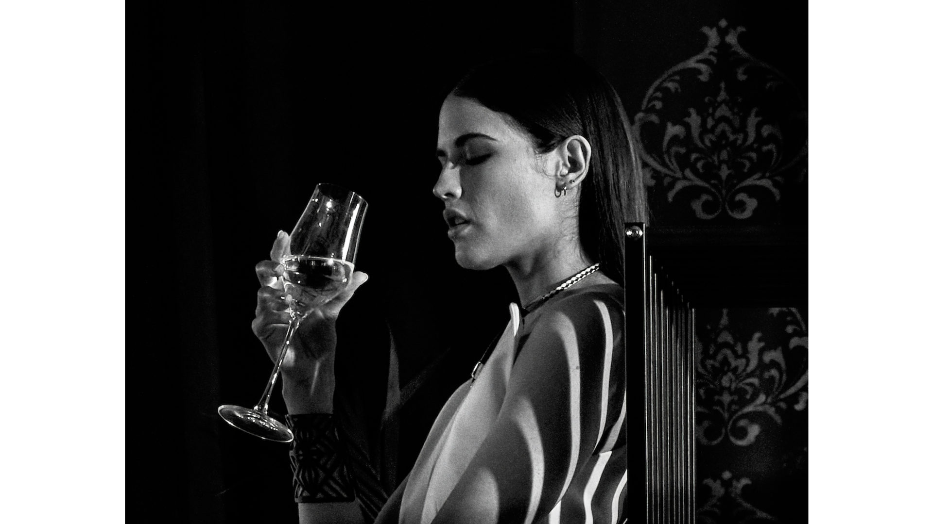 Bild Möbelforever aus Aluminium Glas in Schwarz Weiß SENSITIVITY - Bild hinter Acrylglas rahmenlos ca. 120 x 92 cm