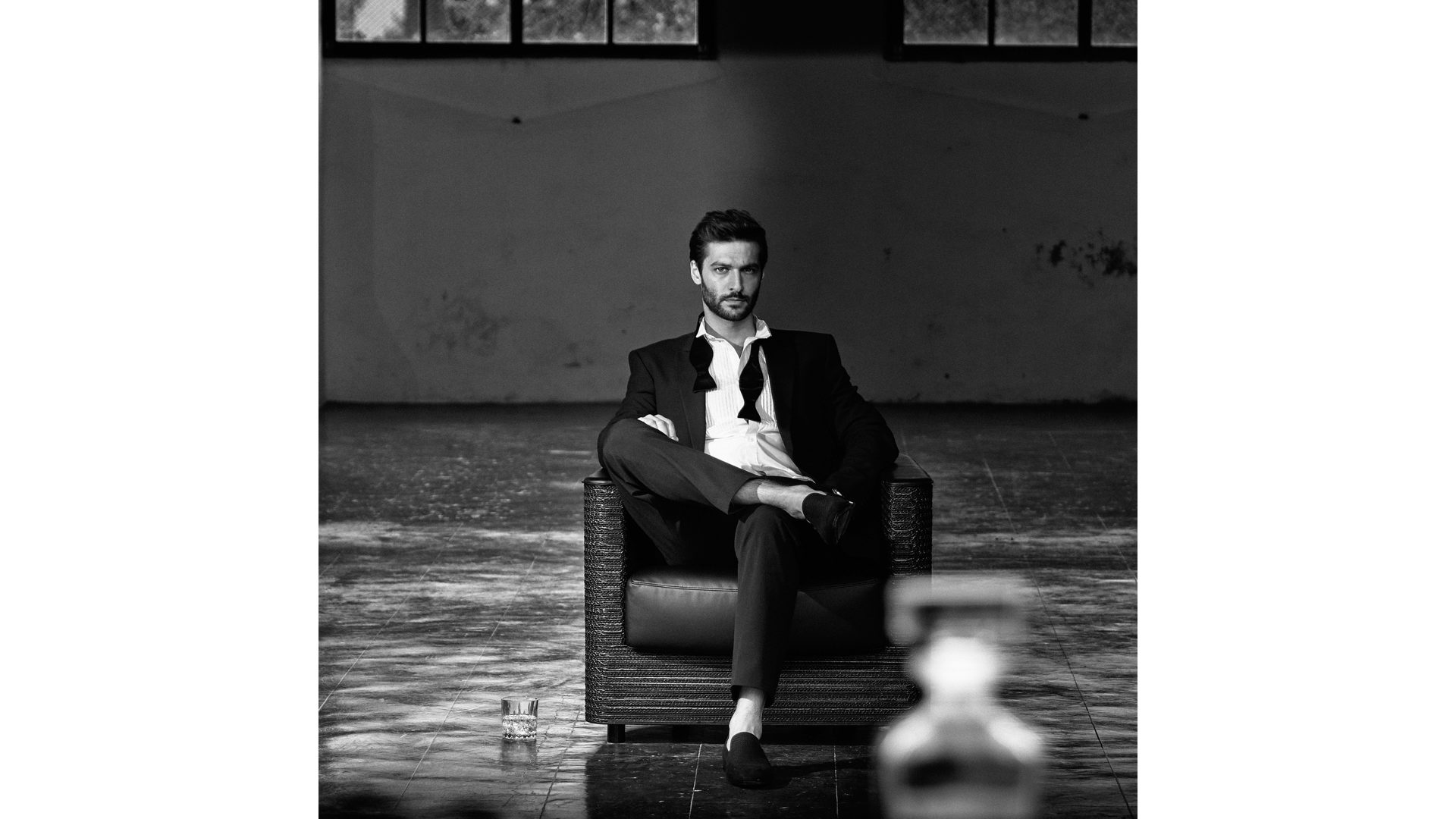 Bild Möbelforever aus Holz Glas in Schwarz Weiß SIT BACK AND...? Bild Foto im Passepartout-Rahmen ca. 43 x 43 cm