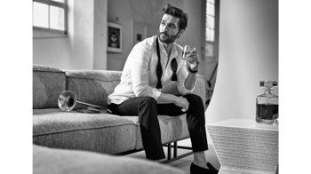 Bild Möbelforever aus Aluminium Glas in Schwarz Weiß HE THE MORNING AFTER - Bild hinter Acrylglas rahmenlos ca. 120 x 85 cm