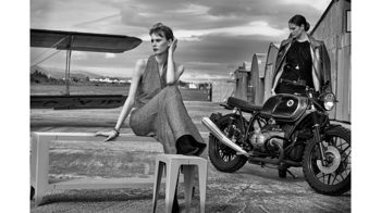 Bild Möbelforever aus Aluminium Glas in Schwarz Weiß WAIT AND SEE - Bild hinter Acrylglas rahmenlos ca. 120 x 80 cm