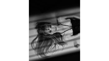 Bild Möbelforever aus Holz Glas in Schwarz Weiß CHILLING- Bild Foto im Passepartout-Rahmen ca. 88 x 102 cm